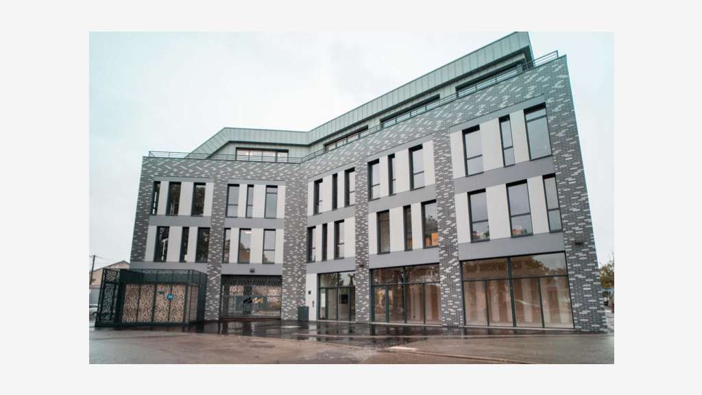 Loue bureaux de 368m² en R+1 divisible à Trélazé