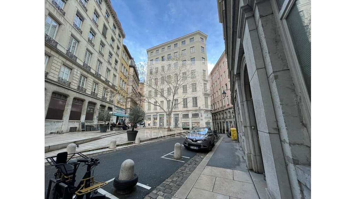 A louer bureaux de 434m² en RDC à Pusignan