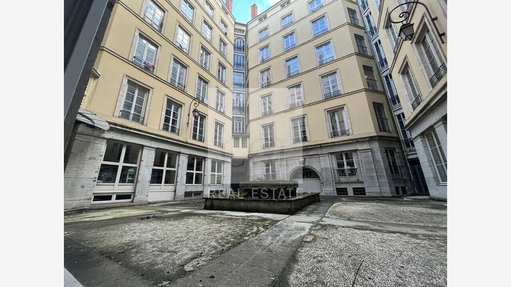 A louer bureaux de 434m² en RDC à Pusignan