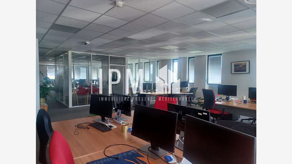 A louer bureaux de 610m² en R+2 à Marseille 13013