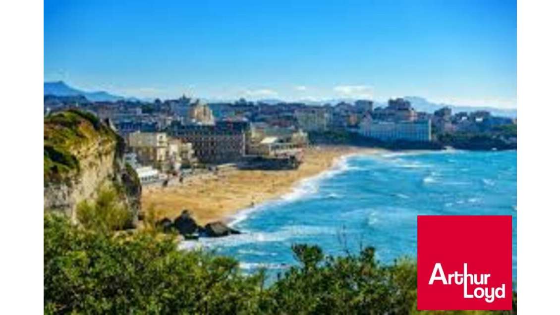 A louer très beau bureau neuf 146m² R+1 à Biarritz