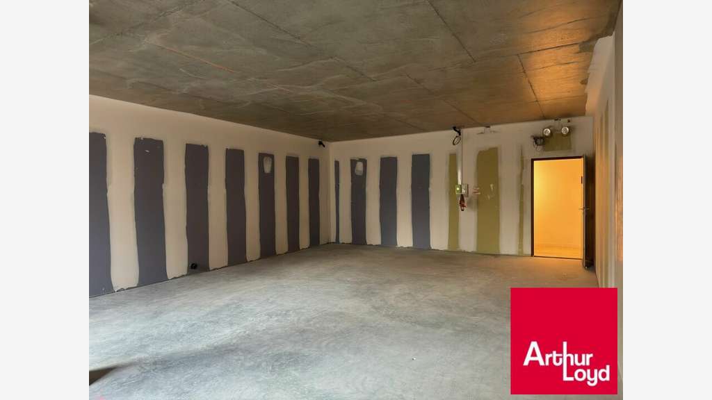 A louer très beau bureau neuf 146m² R+1 à Biarritz