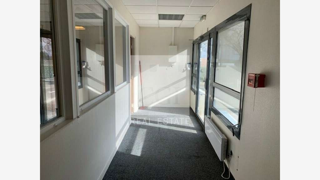 A louer bureaux de 675m² à Limas