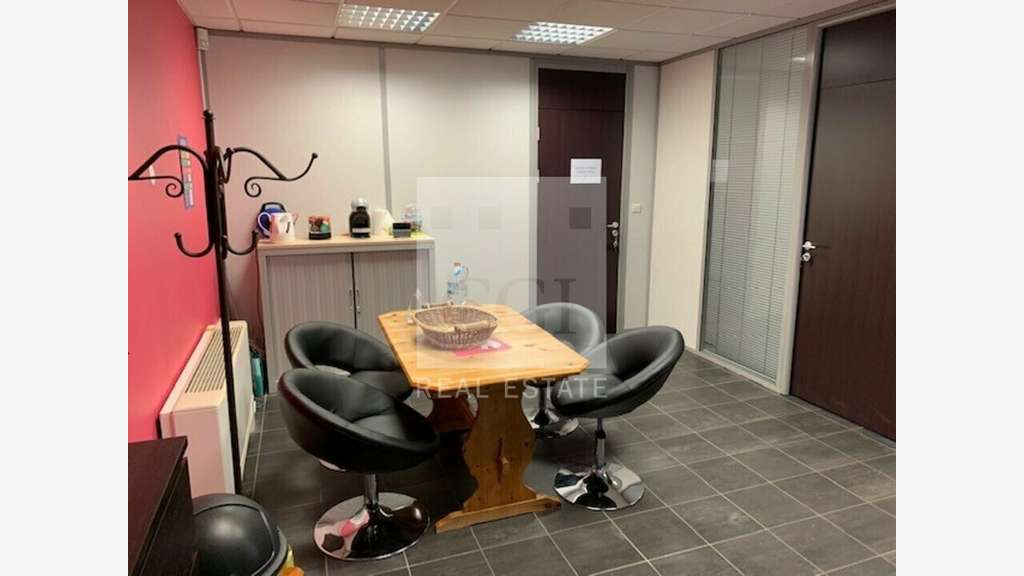A louer bureaux de 675m² à Limas