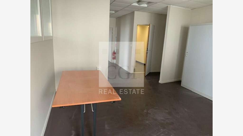 A louer bureaux de 675m² à Limas