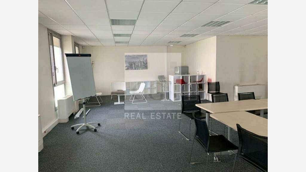 A louer bureaux de 675m² à Limas