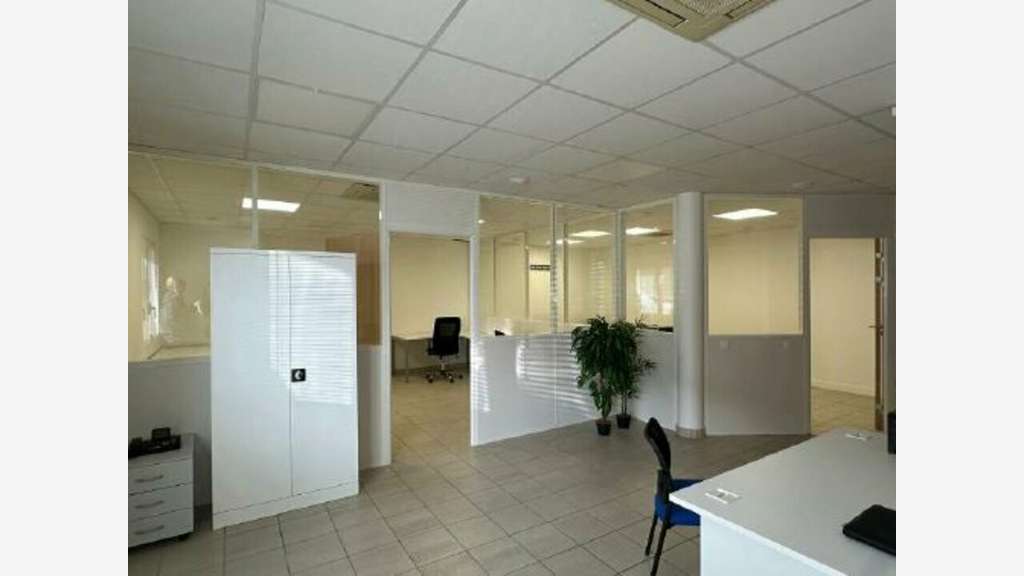 Bureaux à partir de 79m² à louer à Limas