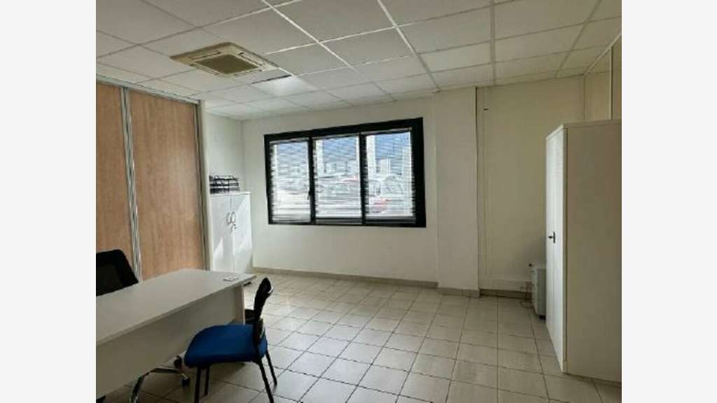 Bureaux à partir de 79m² à louer à Limas