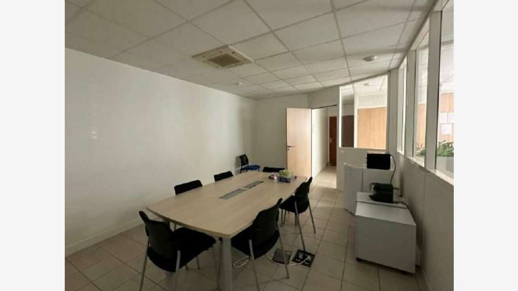 Bureaux à partir de 79m² à louer à Limas