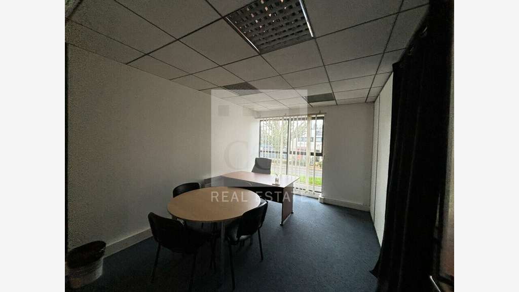 Bureaux 200m² à louer en zone commerciale à Limas