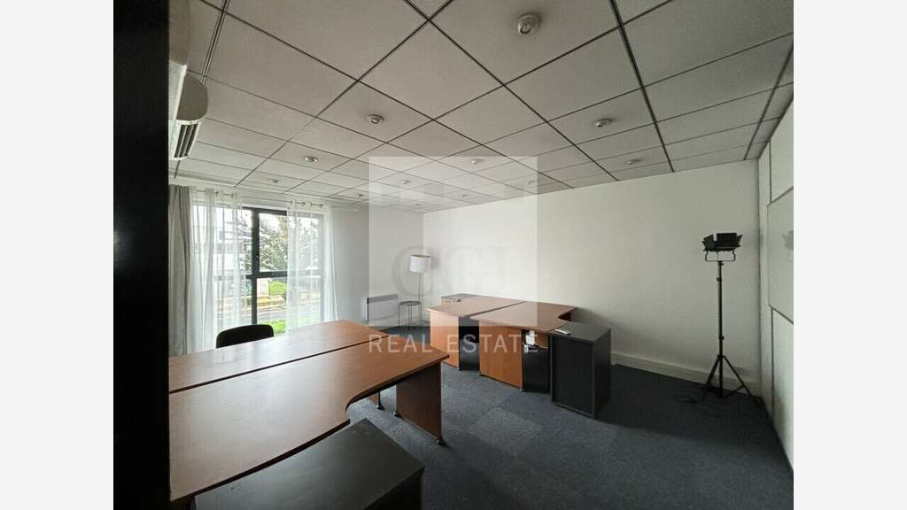 Bureaux 200m² à louer en zone commerciale à Limas