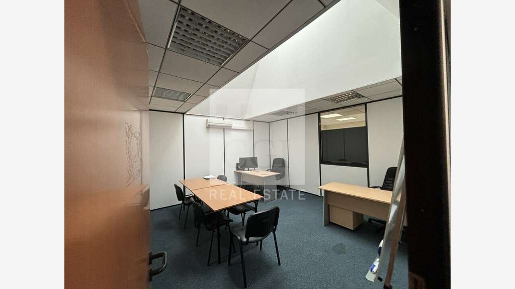 Bureaux 200m² à louer en zone commerciale à Limas