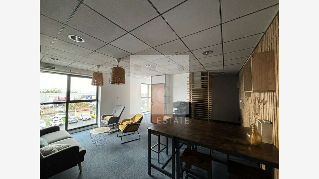 Bureaux 200m² à louer en zone commerciale à Limas