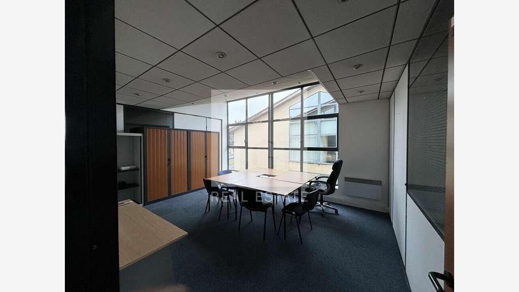 Bureaux 200m² à louer en zone commerciale à Limas