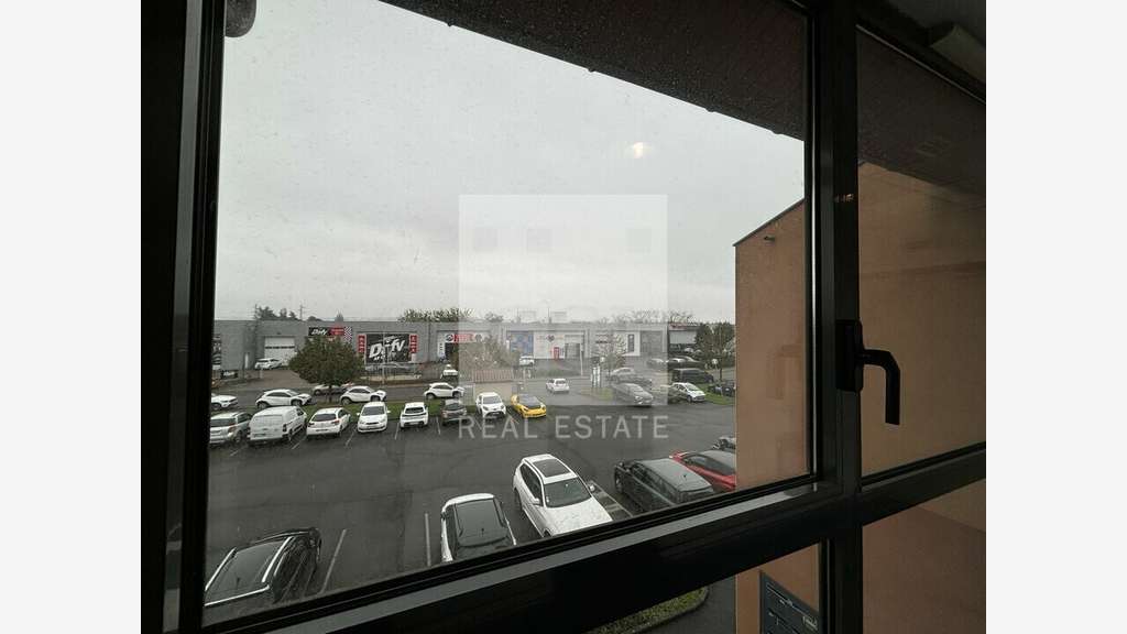 Bureaux 200m² à louer en zone commerciale à Limas