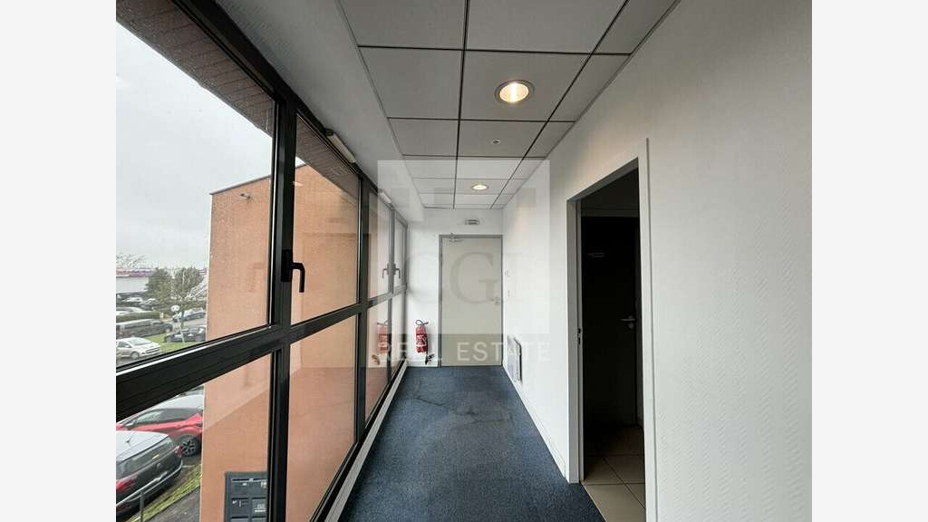 Bureaux 200m² à louer en zone commerciale à Limas