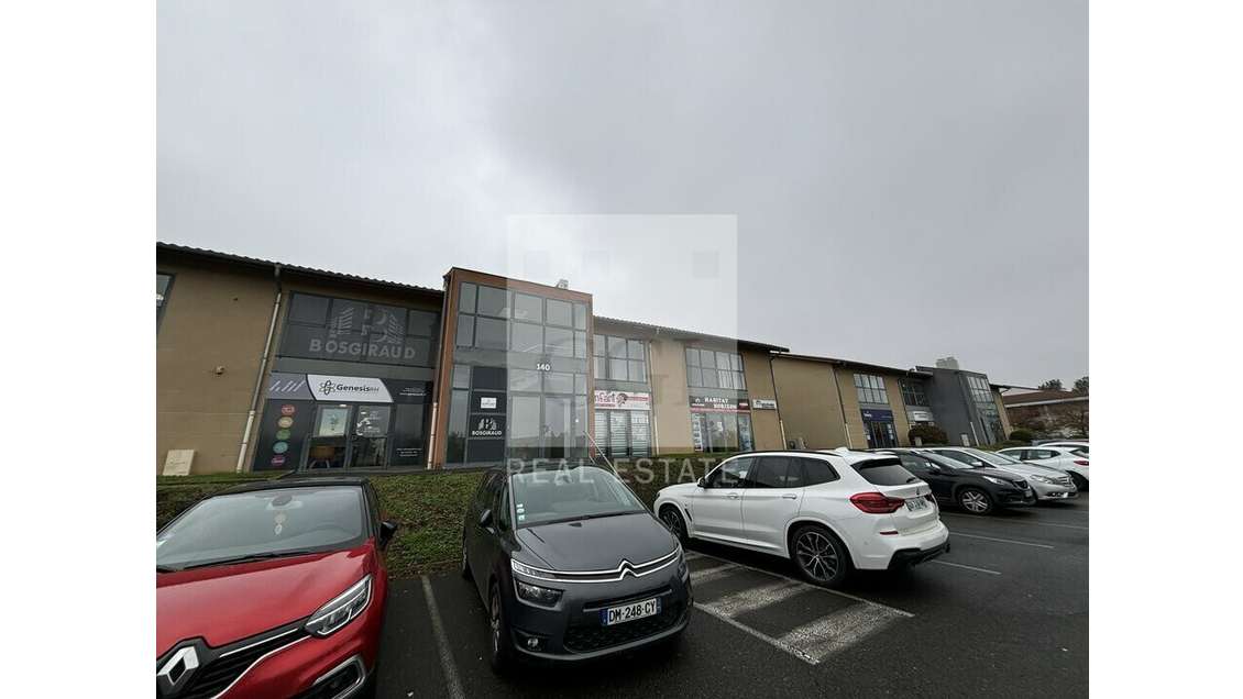 Bureaux 200m² à louer en zone commerciale à Limas