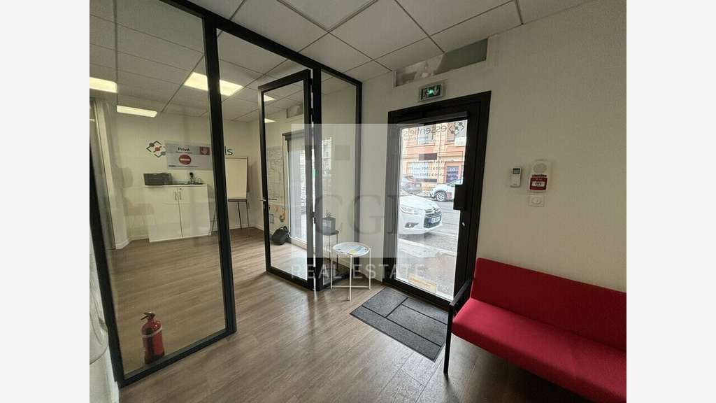 Bureaux 58m² bien aménagé RDC à louer à Bron