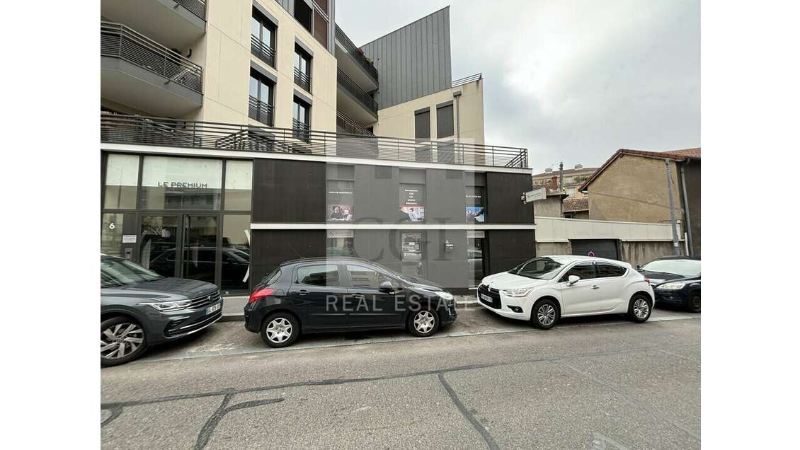 Bureaux 58m² bien aménagé RDC à louer à Bron 