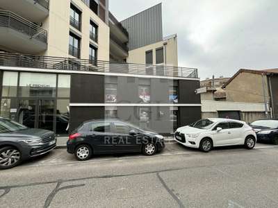 Bureaux 58m² bien aménagé RDC à louer à Bron 