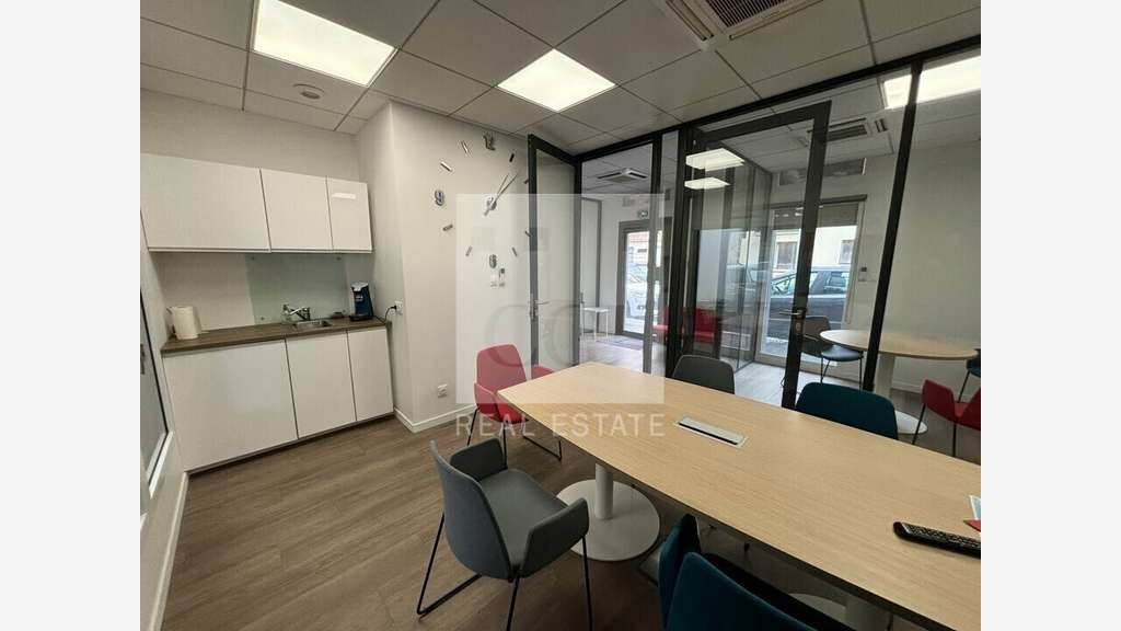 Bureaux 58m² bien aménagé RDC à louer à Bron