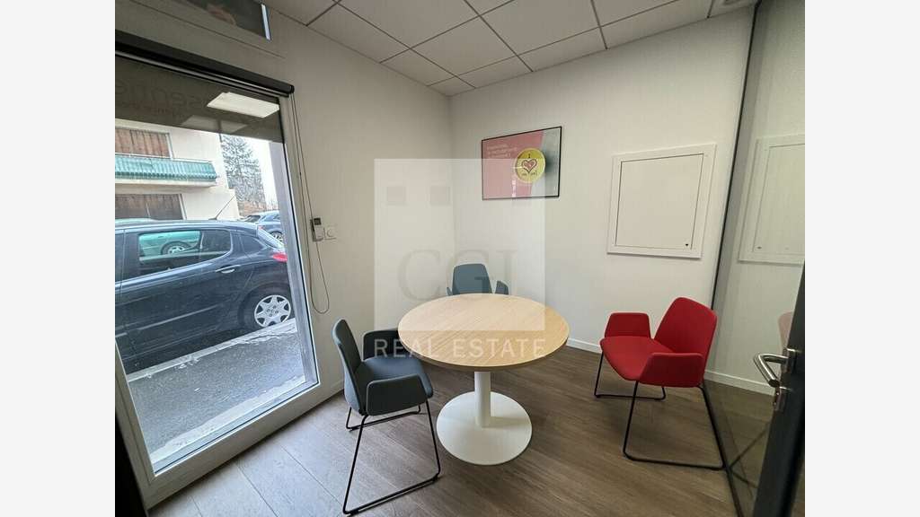 Bureaux 58m² bien aménagé RDC à louer à Bron