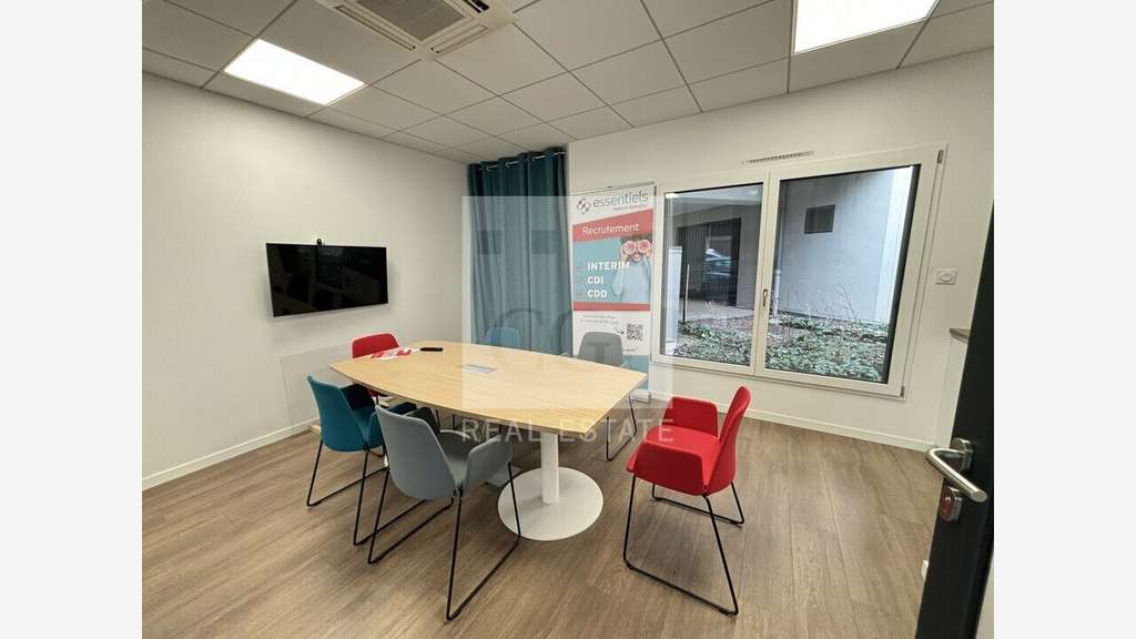 Bureaux 58m² bien aménagé RDC à louer à Bron