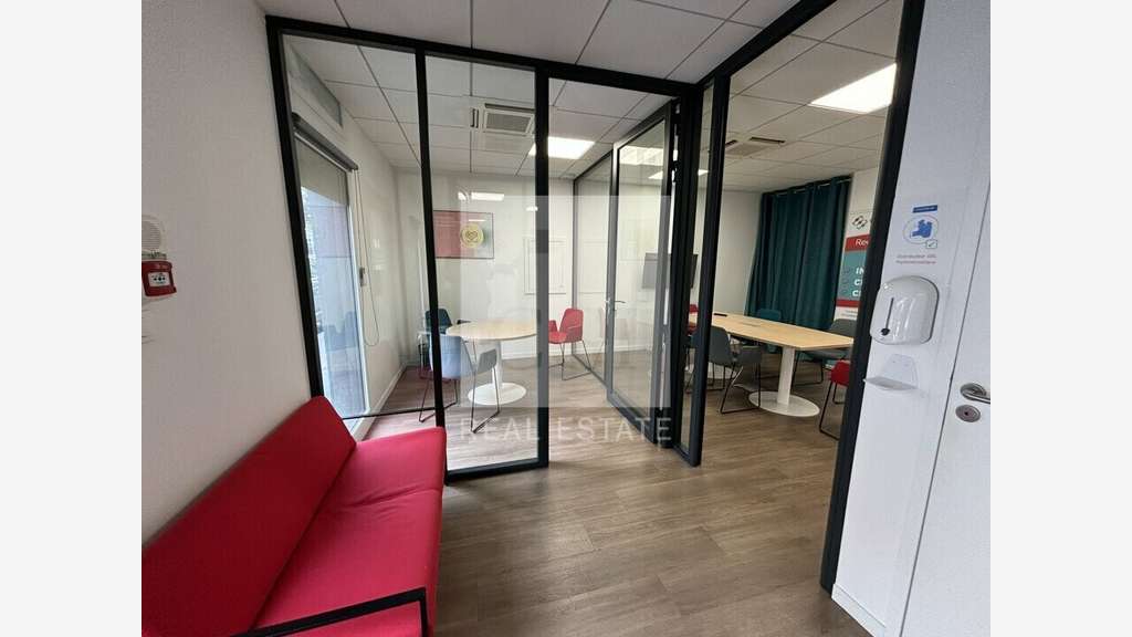 Bureaux 58m² bien aménagé RDC à louer à Bron