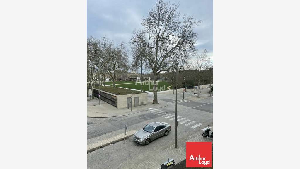 A louer local commercial 422m² à Niort La Brèche