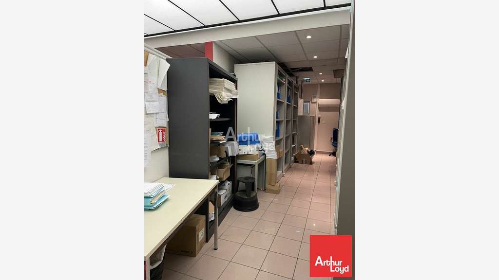 A louer local commercial 422m² à Niort La Brèche