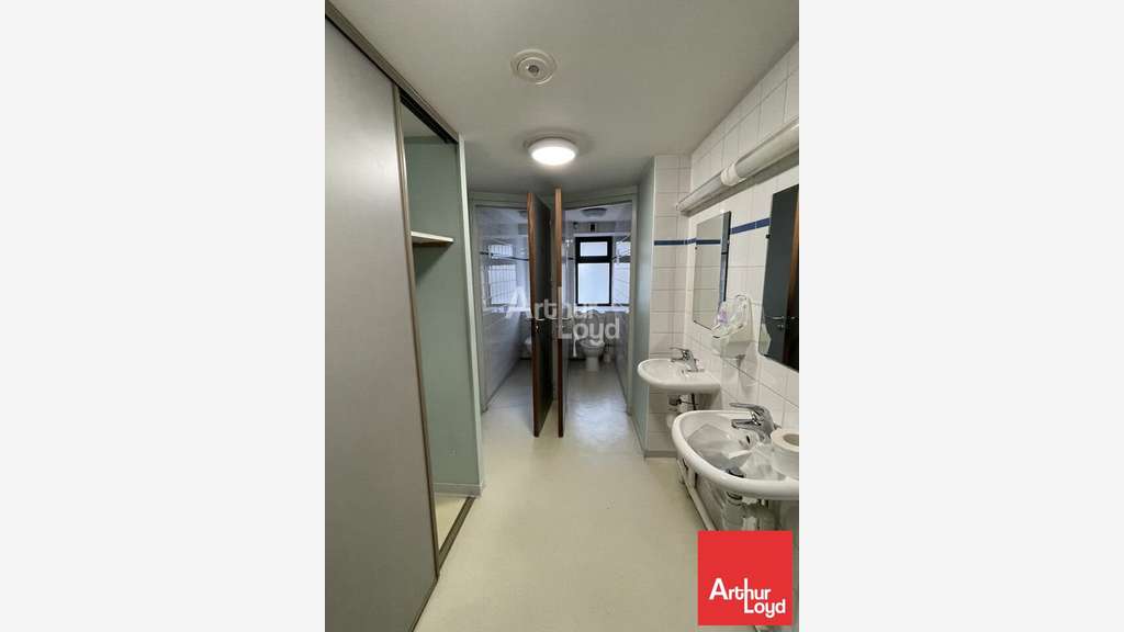 A louer local commercial 422m² à Niort La Brèche