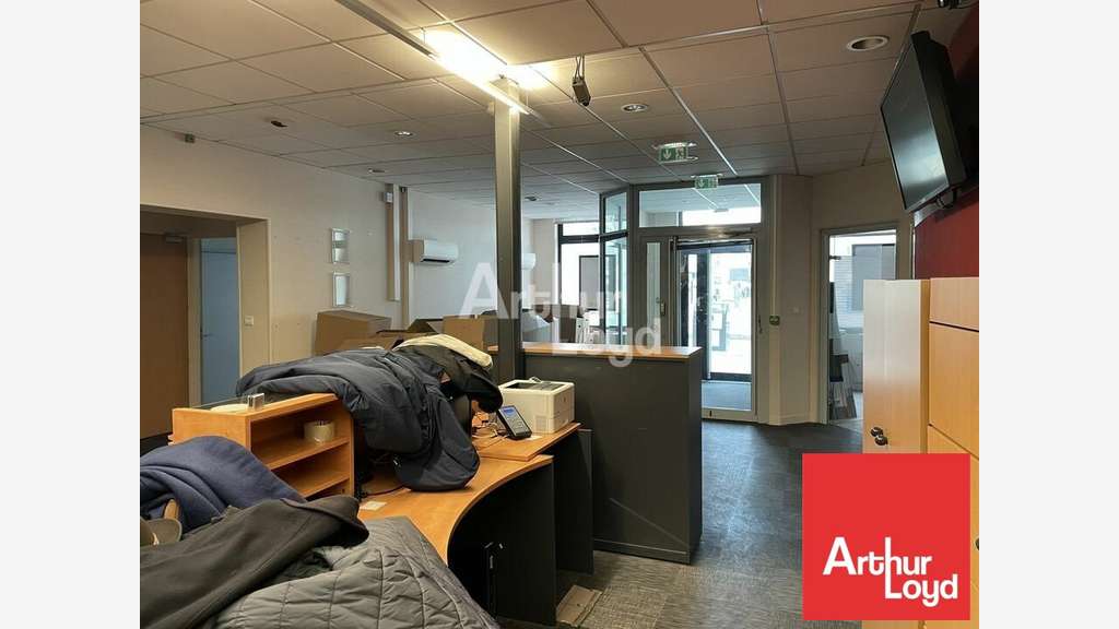 A louer local commercial 422m² à Niort La Brèche