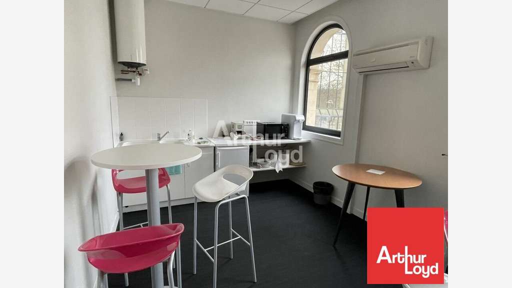 A louer bureaux 422m² à Niort La Brèche