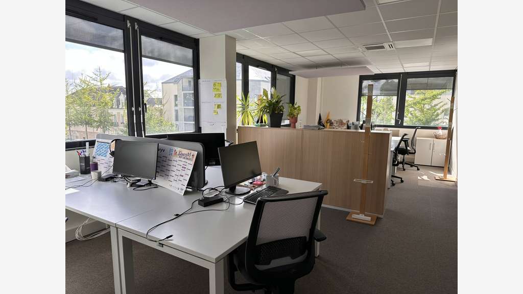 A louer bureaux cloisonnés 895m² à Angers