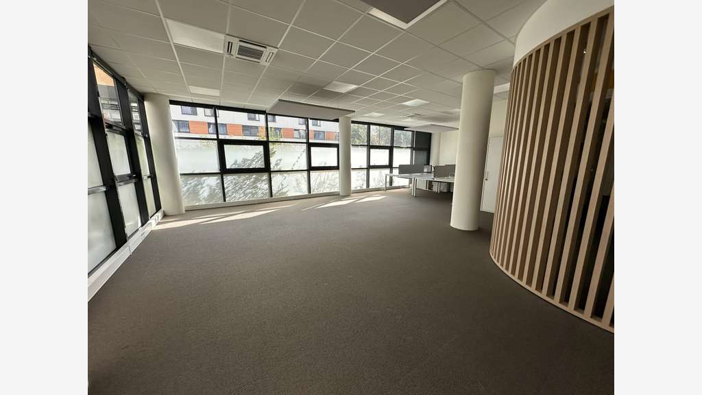 A louer bureaux cloisonnés 895m² à Angers