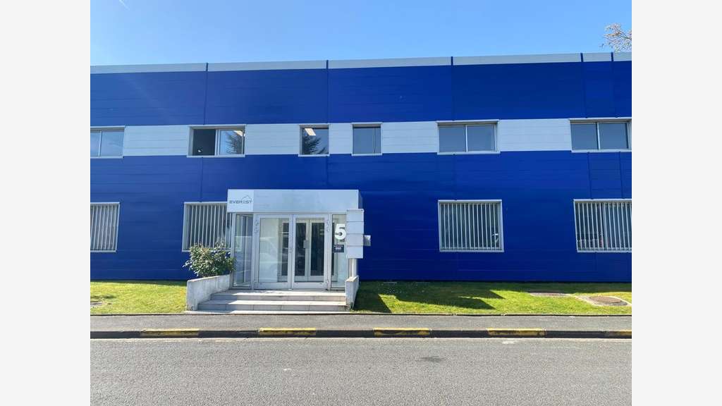Bureau à louer de 86m² cloisonné en 2 à Achères