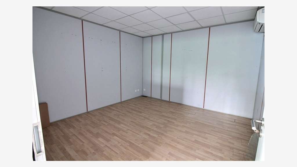Bureau à louer de 86m² cloisonné en 2 à Achères