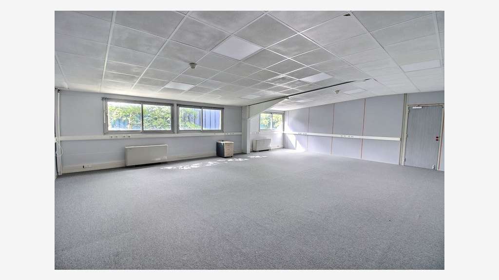 Bureau à louer de 86m² cloisonné en 2 à Achères