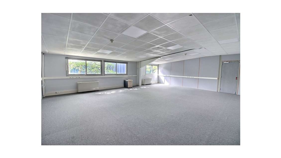 Bureau à louer de 86m² cloisonné en 2 à Achères