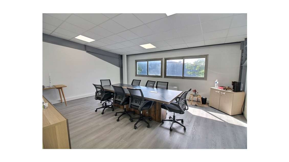 Bureaux à louer de 28m² dans une ZAC à Achères