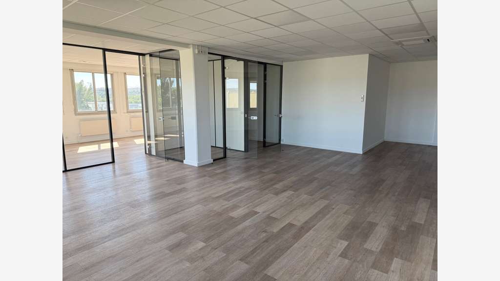 Bureaux 124m² R+3 à louer ZI Les Milles à Aix