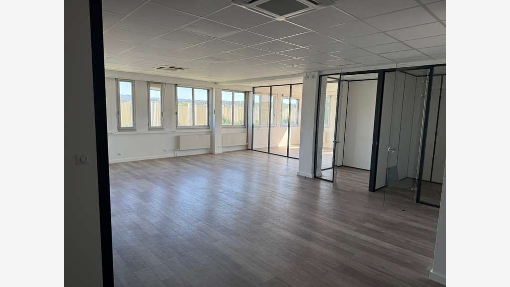 Bureaux 124m² R+3 à louer ZI Les Milles à Aix