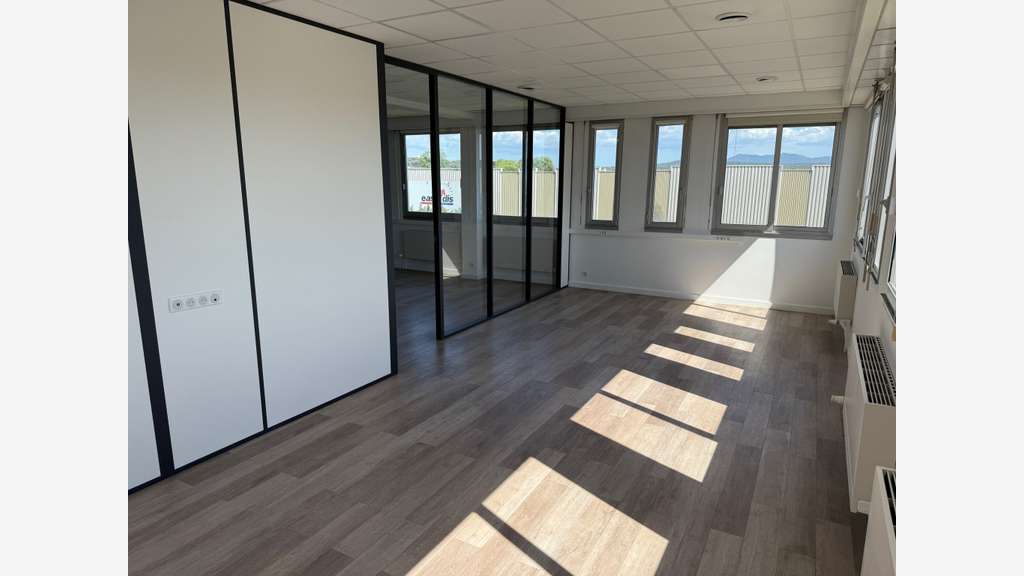 Bureaux 124m² R+3 à louer ZI Les Milles à Aix