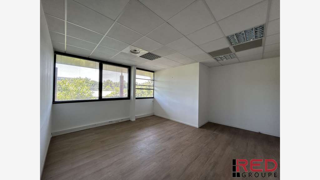 A louer bureau 121m² en pole d'activité Aix en Pce