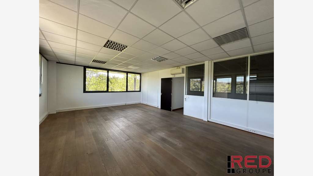 A louer bureau 121m² en pole d'activité Aix en Pce