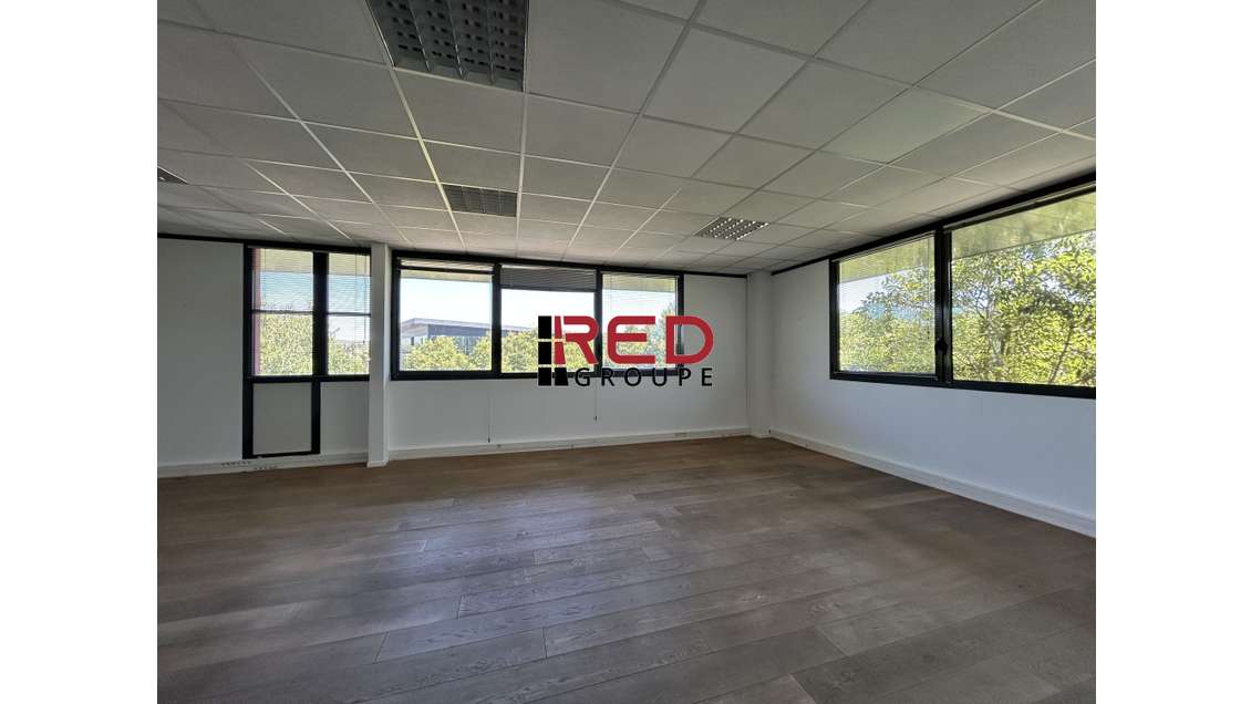 A louer bureau 121m² en pole d'activité Aix en Pce