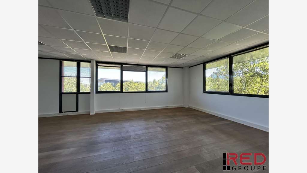A louer bureau 121m² en pole d'activité Aix en Pce
