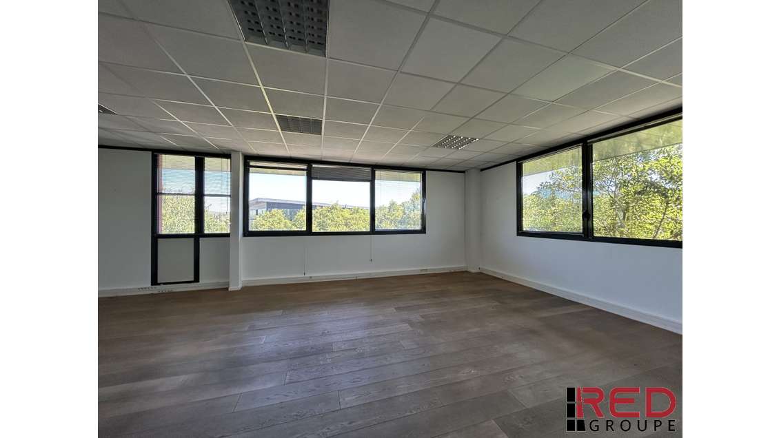 A louer bureau 121m² en pole d'activité Aix en Pce