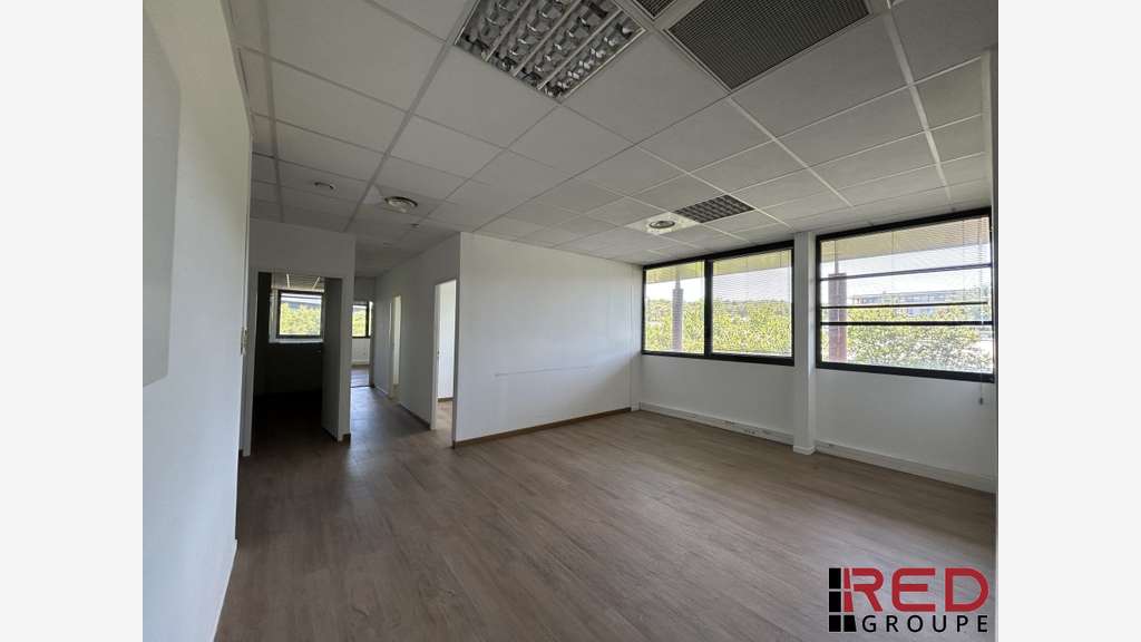 A louer bureau 121m² en pole d'activité Aix en Pce