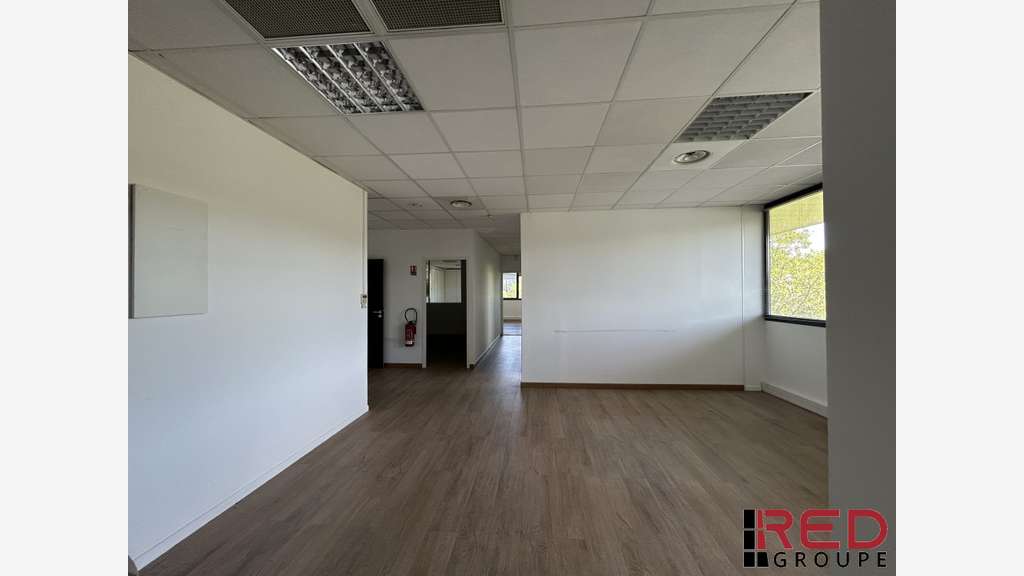 A louer bureau 121m² en pole d'activité Aix en Pce